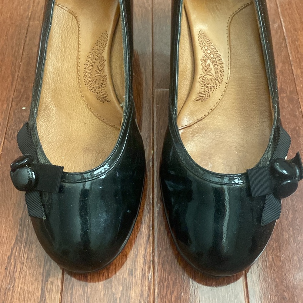 Sofft Black Patent Leather Side Button Retro Pumps - Picture 4 of 13